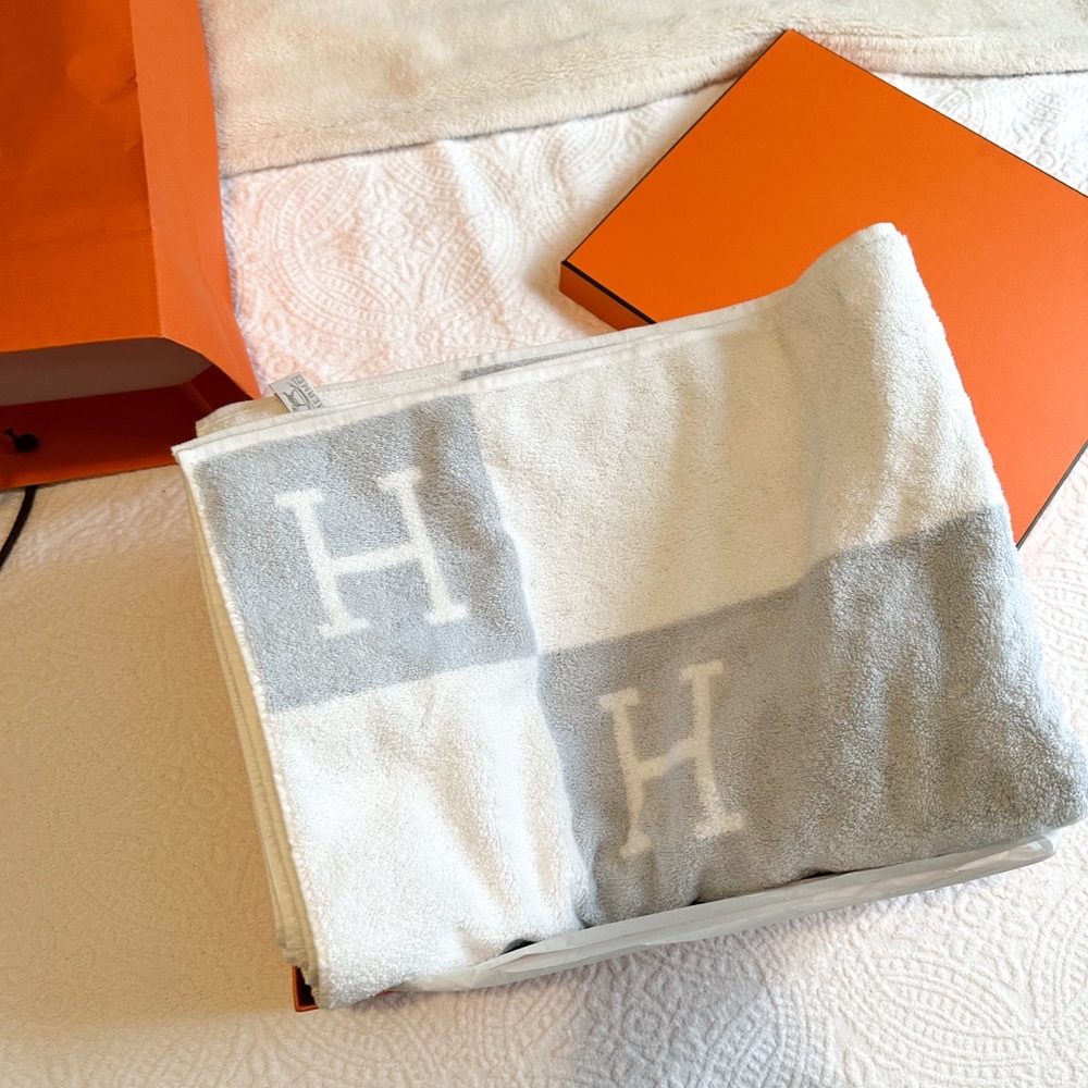 Hermès Avalon Large Bath Towel Baby Blue – NEW w/ Box/ Bag